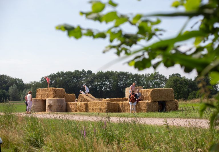 Unsere Strohburg lädt zum Klettern und Toben ein.